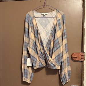 CLEO + WOLF WOMEN'S PLAID PRINT BLOUSON CROSSOVER TOP